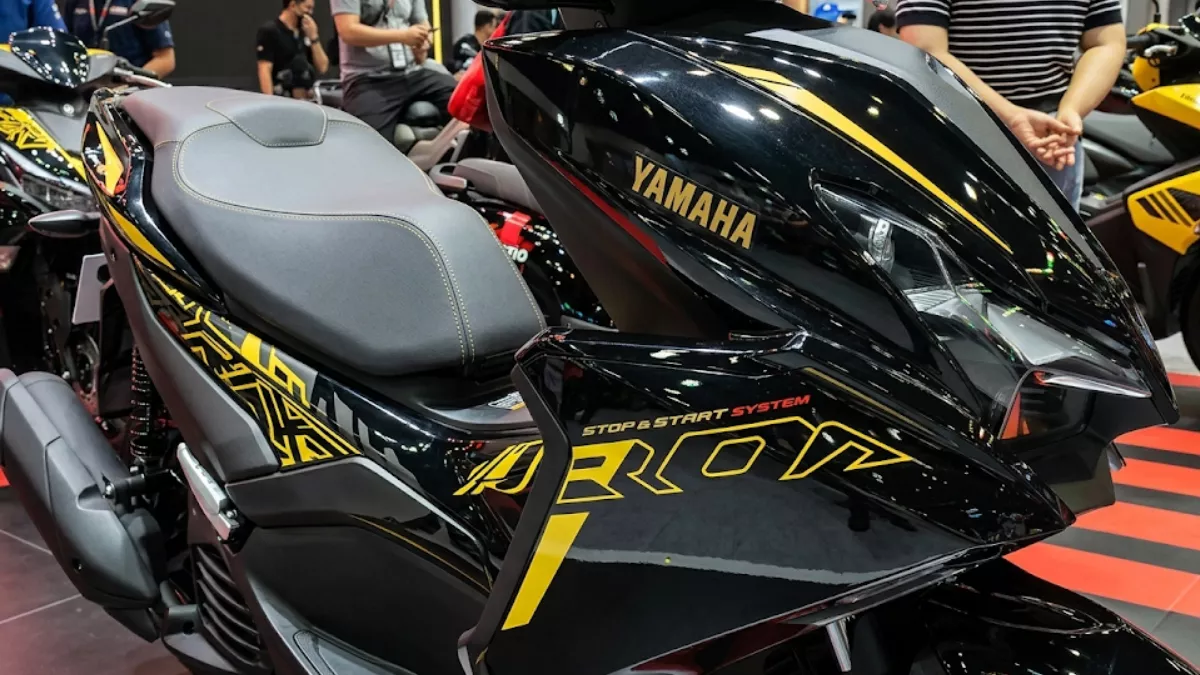 Yamaha Aerox 155 2025/2026 with Vivid Black and Silver Star colors